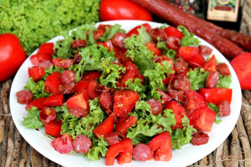 Фото приготовление рецепта: Зеленый салат с помидорами и охотничьими колбасками шаг №5