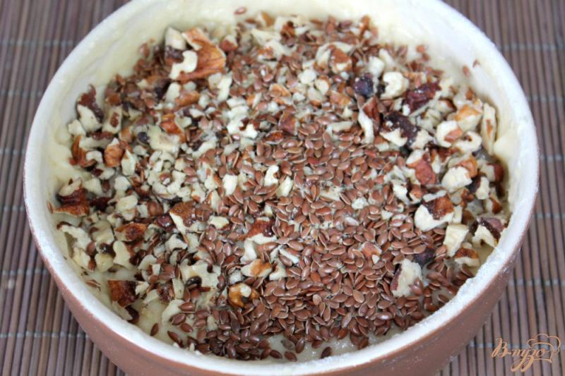 Фото приготовление рецепта: Пирог на сметане с грецкими орехами и семенами льна шаг №3