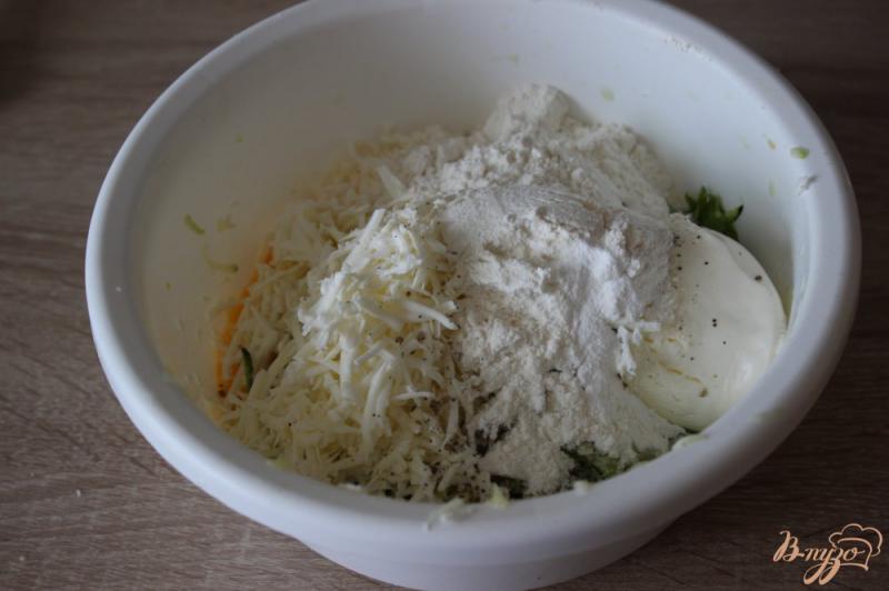 Фото приготовление рецепта: Кабачковые оладьи с плавленным сыром шаг №3