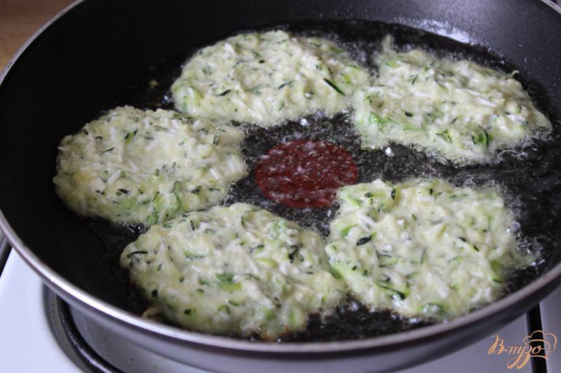 Фото приготовление рецепта: Кабачковые оладьи с плавленным сыром шаг №5