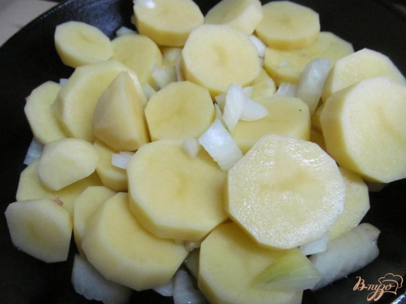 Фото приготовление рецепта: Картофель с индейкой шаг №3