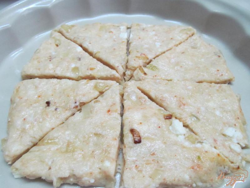 Фото приготовление рецепта: Печенье с брынзой и жаренным луком шаг №6