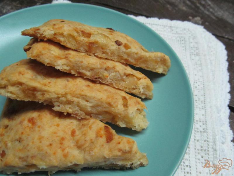 Фото приготовление рецепта: Печенье с брынзой и жаренным луком шаг №7