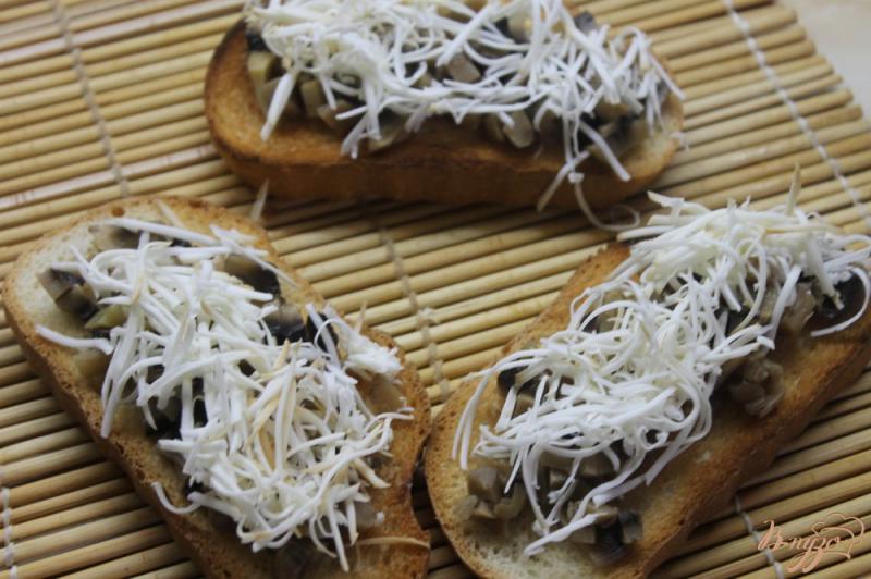 Фото приготовление рецепта: Гренки с маринованными грибами и сыром шаг №5