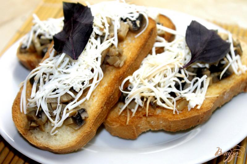 Фото приготовление рецепта: Гренки с маринованными грибами и сыром шаг №6