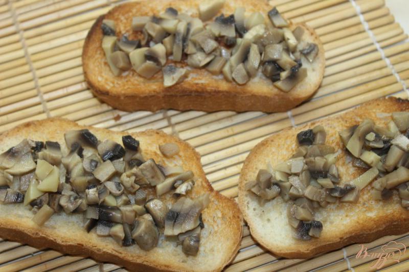 Фото приготовление рецепта: Гренки с маринованными грибами и сыром шаг №4