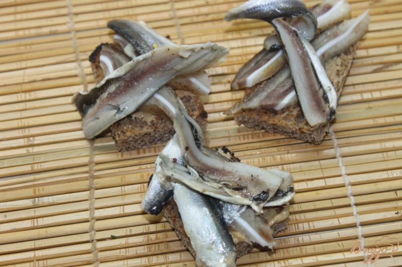 Фото приготовление рецепта: Деревенские ржаные гренки с салакой, ушками и салом шаг №5