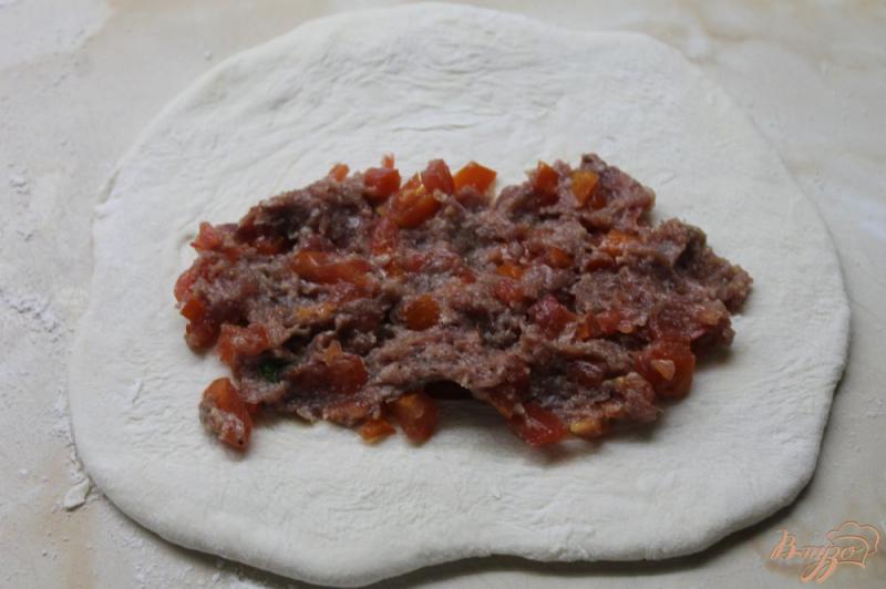 Фото приготовление рецепта: Кутабы с мясом и помидорами шаг №6