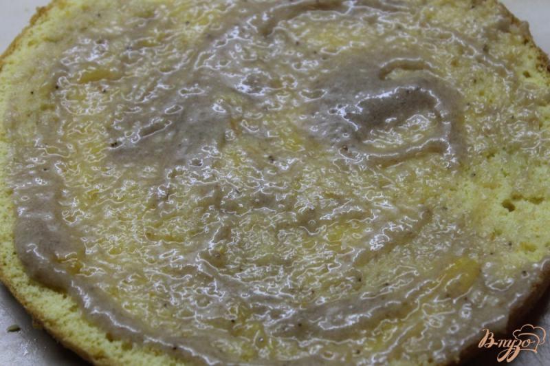 Фото приготовление рецепта: Бисквитный фруктовый торт с малиной шаг №5