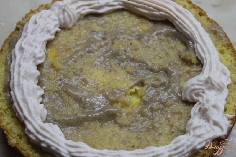 Фото приготовление рецепта: Бисквитный фруктовый торт с малиной шаг №7