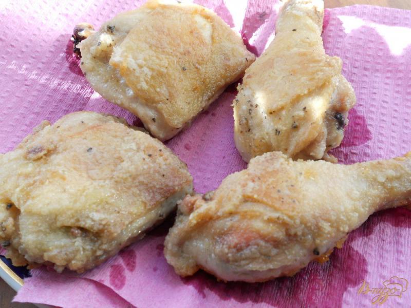 Фото приготовление рецепта: Хрустящие куриные окорочка в крахмальной панировке на сковороде шаг №5