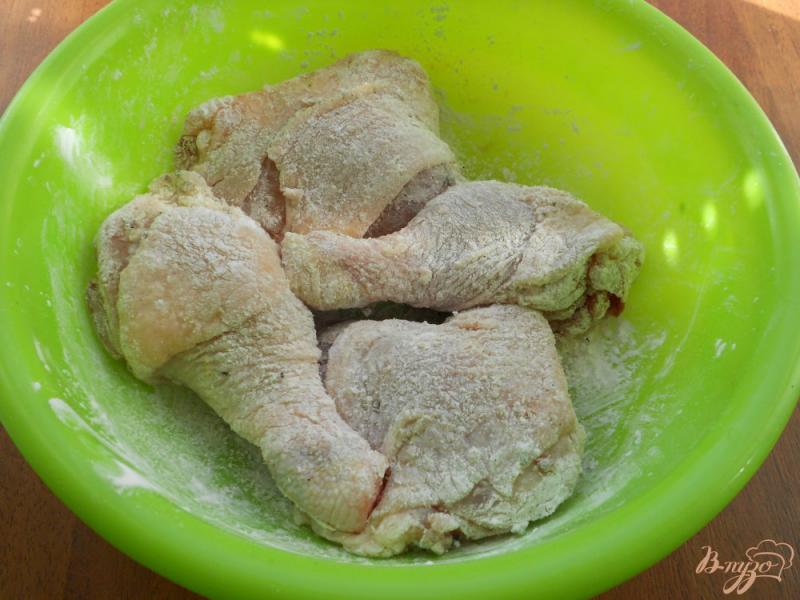 Фото приготовление рецепта: Хрустящие куриные окорочка в крахмальной панировке на сковороде шаг №3
