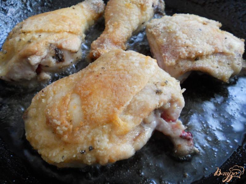 Фото приготовление рецепта: Хрустящие куриные окорочка в крахмальной панировке на сковороде шаг №4
