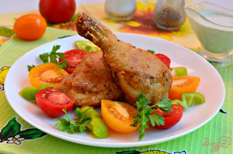 Фото приготовление рецепта: Хрустящие куриные окорочка в крахмальной панировке на сковороде шаг №8