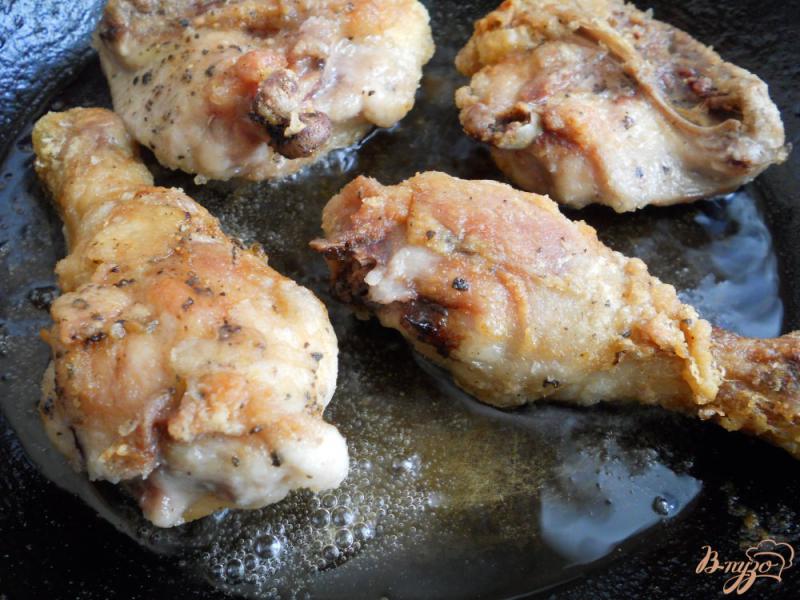 Фото приготовление рецепта: Хрустящие куриные окорочка в крахмальной панировке на сковороде шаг №6