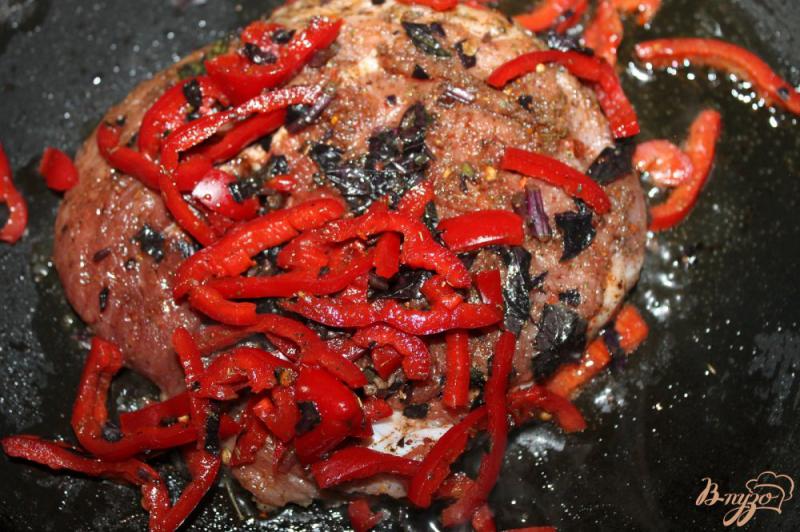 Фото приготовление рецепта: Свинина маринованная с болгарским перцем шаг №4