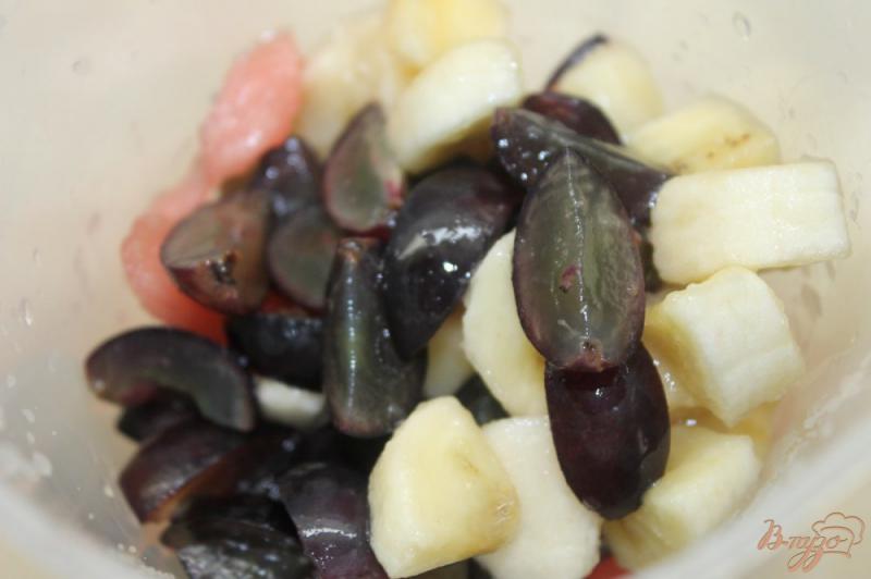 Фото приготовление рецепта: Смузи из арбуза с виноградом и бананом шаг №3