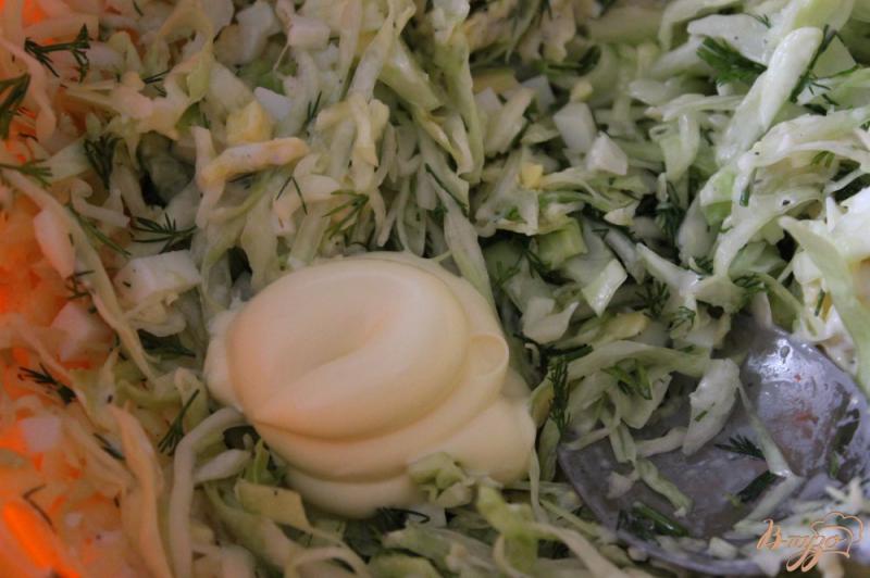 Фото приготовление рецепта: Салат из молодой капусты с сыром шаг №4