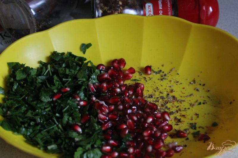 Фото приготовление рецепта: Теплый салат из  пшена с гранатом шаг №2