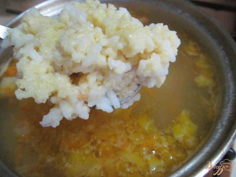 Фото приготовление рецепта: Суп с килькой в томате рисом и пшеном шаг №4