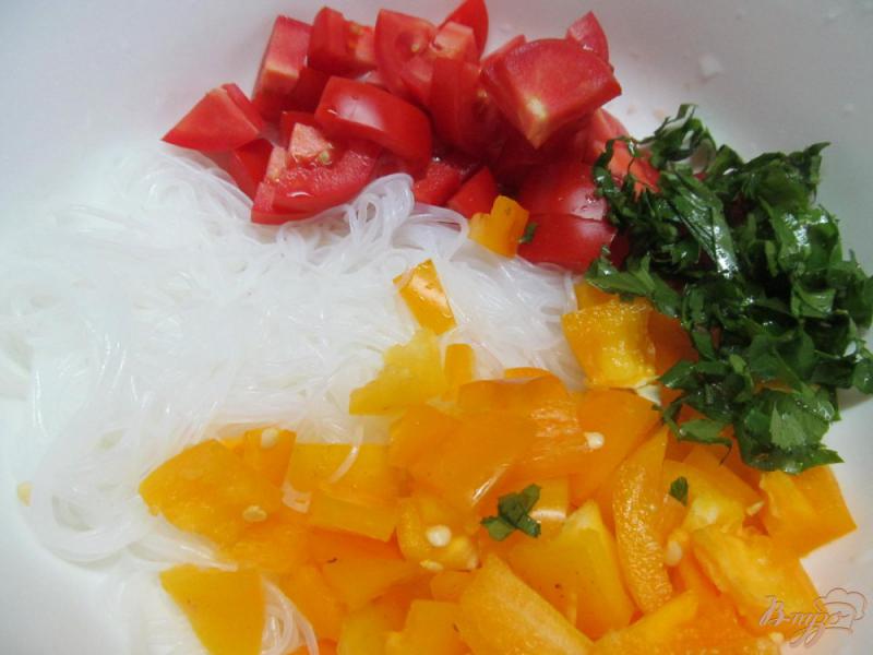 Фото приготовление рецепта: Салат из фунчозы с мясом и овощами шаг №3