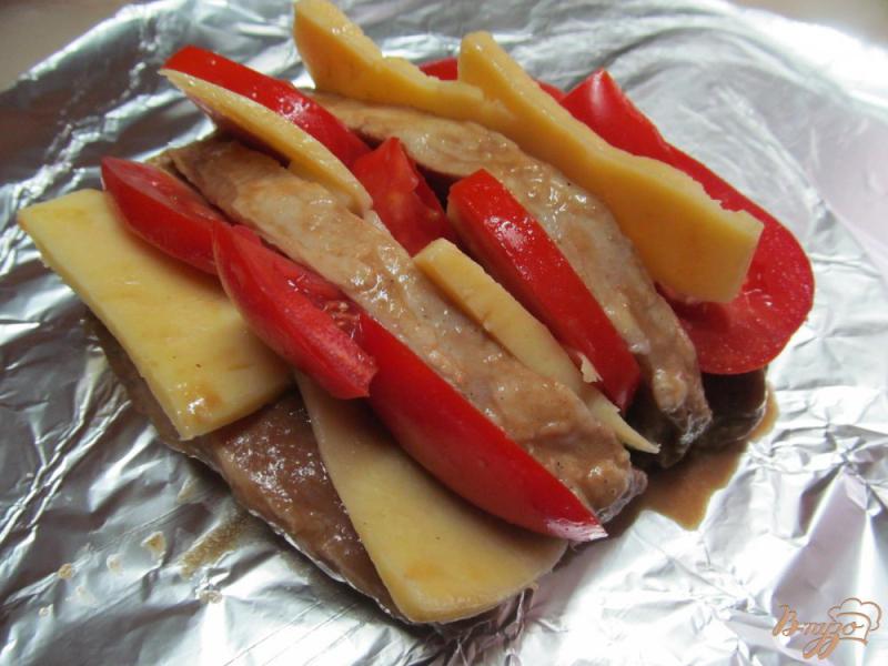 Фото приготовление рецепта: Свинина фаршированная помидором и сыром шаг №3