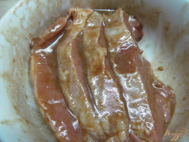 Фото приготовление рецепта: Свинина фаршированная помидором и сыром шаг №2