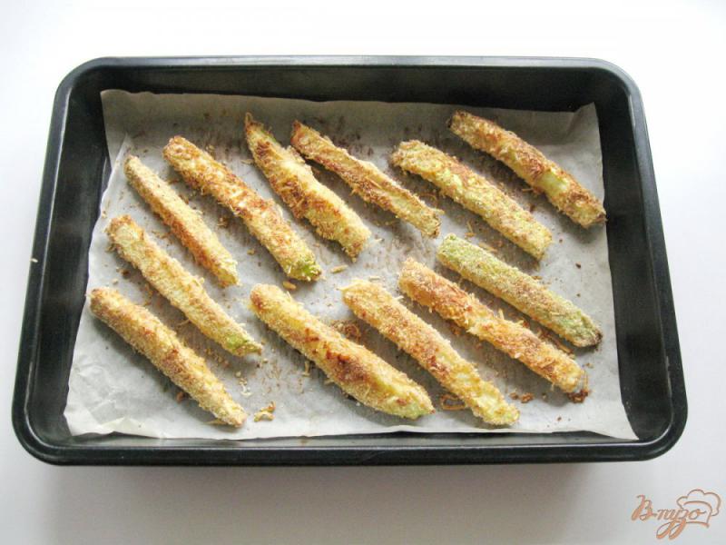 Фото приготовление рецепта: Кабачки в сырной панировке шаг №8