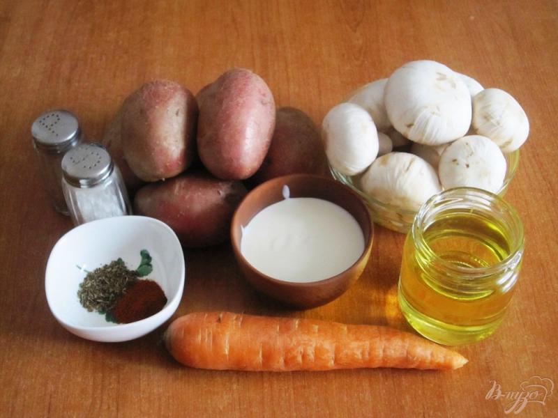 Фото приготовление рецепта: Запеченная картошка с грибами и сметаной шаг №1