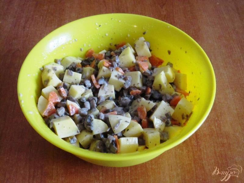 Фото приготовление рецепта: Запеченная картошка с грибами и сметаной шаг №6