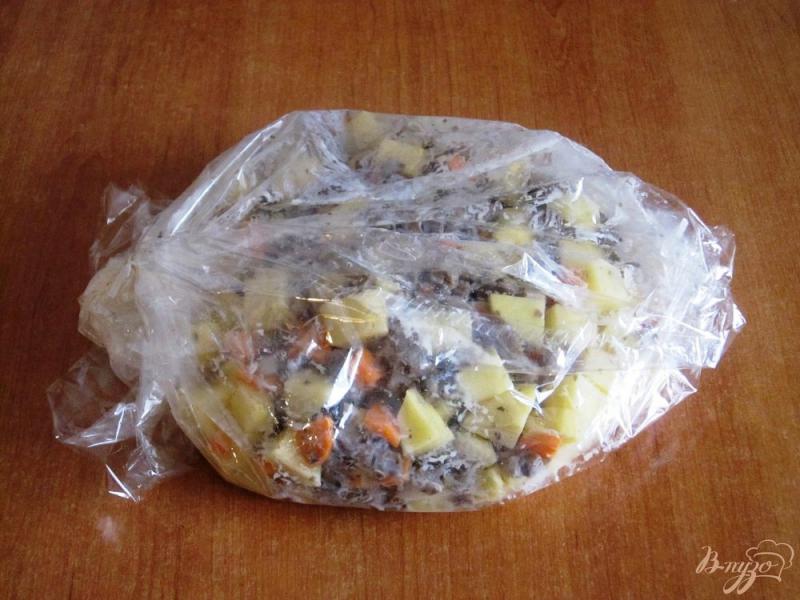 Фото приготовление рецепта: Запеченная картошка с грибами и сметаной шаг №7