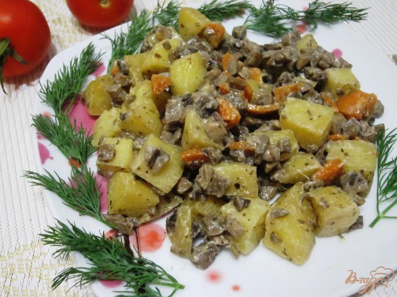 Фото приготовление рецепта: Запеченная картошка с грибами и сметаной шаг №8