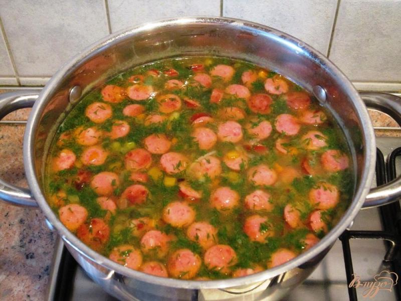 Фото приготовление рецепта: Быстрый суп с полукопченными сосисками шаг №7
