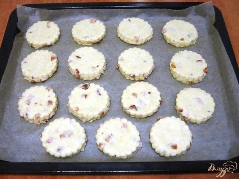 Фото приготовление рецепта: Печенье с беконом и сыром шаг №10