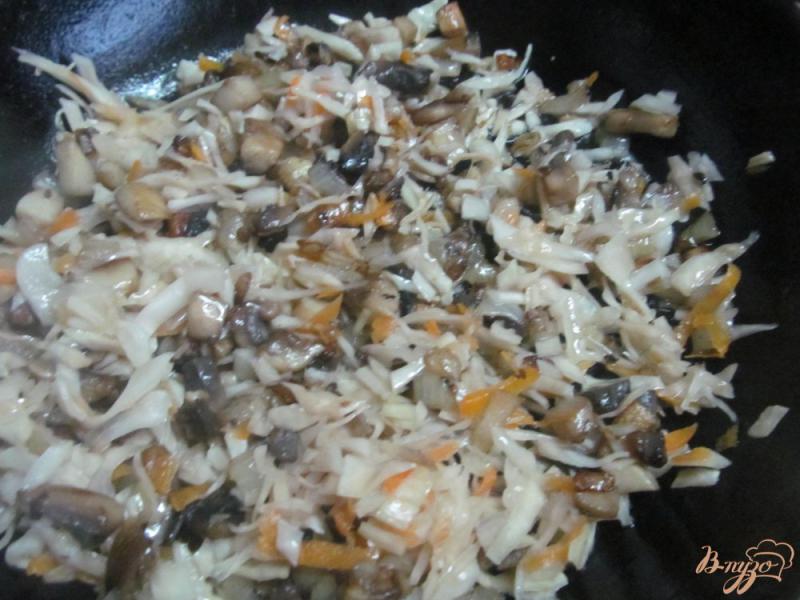 Фото приготовление рецепта: Зразы из картофеля грибов и маринованной капусты шаг №3