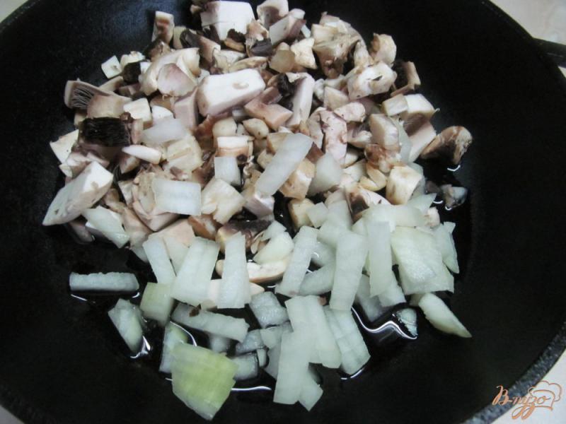 Фото приготовление рецепта: Зразы из картофеля грибов и маринованной капусты шаг №1