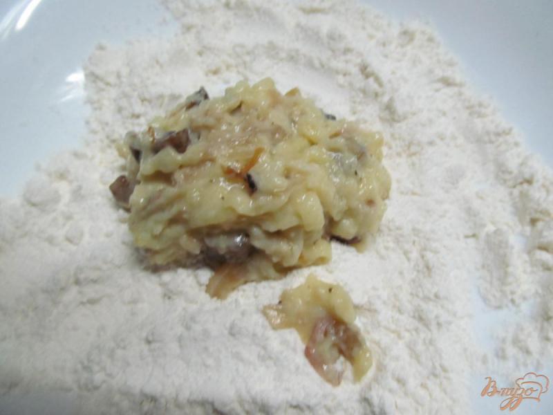 Фото приготовление рецепта: Зразы из картофеля грибов и маринованной капусты шаг №8