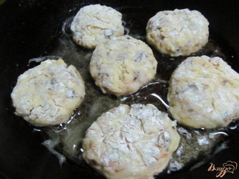 Фото приготовление рецепта: Зразы из картофеля грибов и маринованной капусты шаг №9