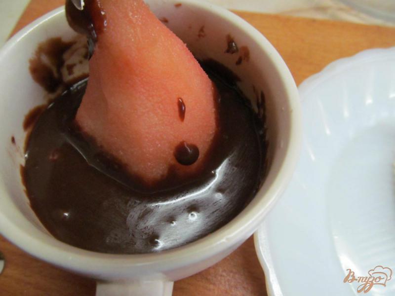 Фото приготовление рецепта: Десерт из груши в шоколаде шаг №4