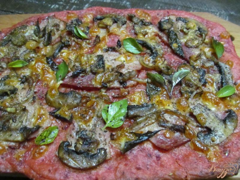 Фото приготовление рецепта: Пицца на свекольном тесте шаг №8