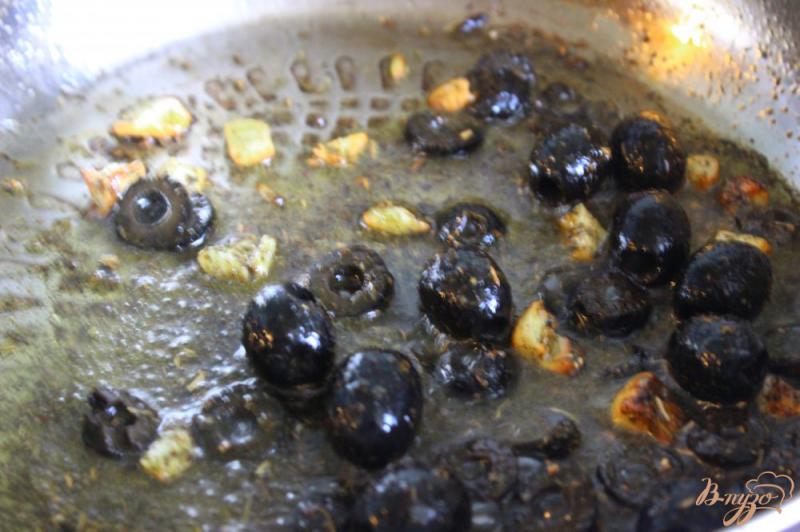 Фото приготовление рецепта: Спагетти с дарами моря и маслинами шаг №6
