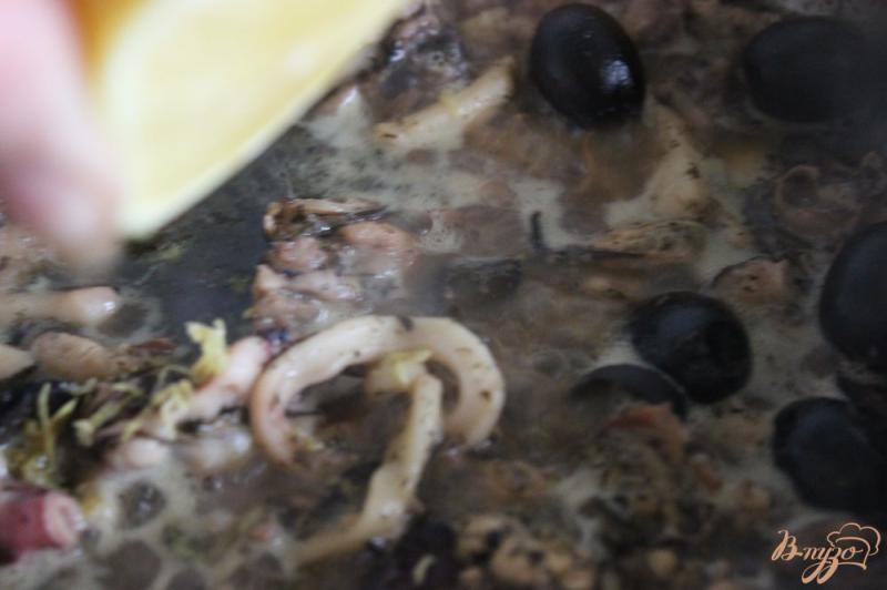 Фото приготовление рецепта: Спагетти с дарами моря и маслинами шаг №8