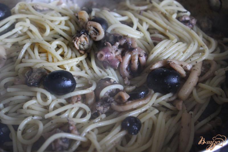 Фото приготовление рецепта: Спагетти с дарами моря и маслинами шаг №10