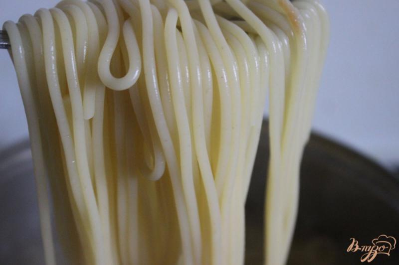 Фото приготовление рецепта: Спагетти с дарами моря и маслинами шаг №9