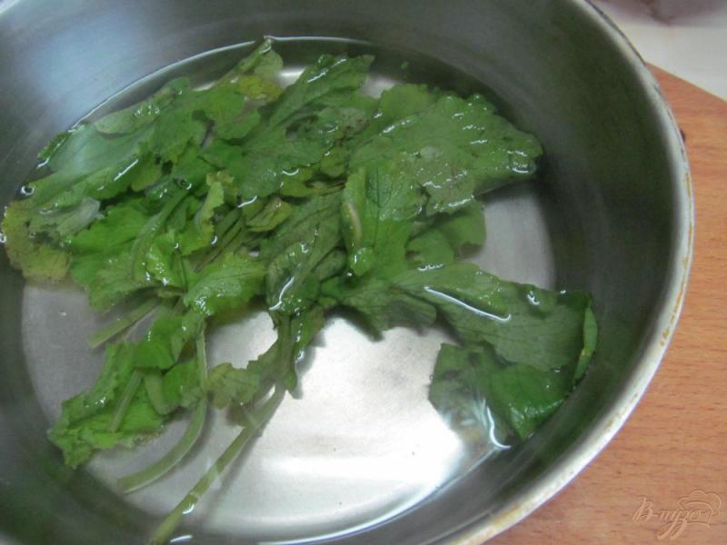Фото приготовление рецепта: Салат с ботвой редиса и щавелем шаг №1