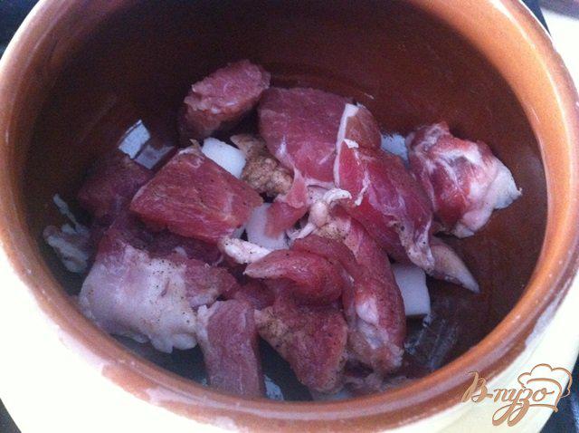 Фото приготовление рецепта: Гречка со свининой и шампиньонами в горшочках шаг №3