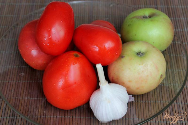 Фото приготовление рецепта: Вареная аджика с пассированным луком и яблоком шаг №3