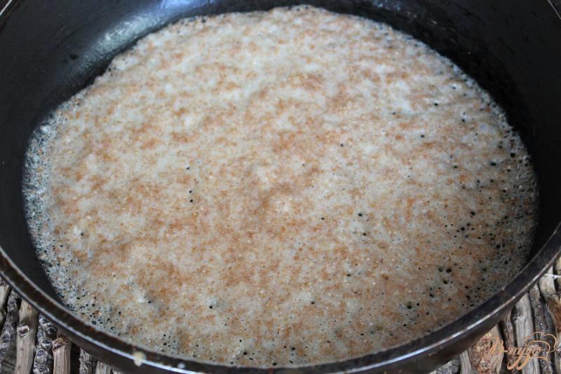 Фото приготовление рецепта: Блины на молоке с ароматом ванили и отрубями шаг №4