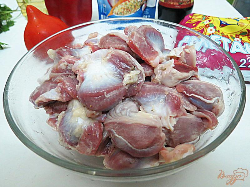 Фото приготовление рецепта: Куриные желудочки с овощами шаг №2