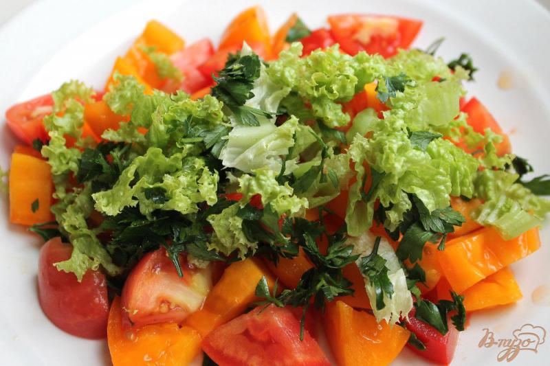 Фото приготовление рецепта: Салат из помидор с плавленным сыром и сухариками шаг №3